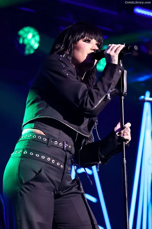 Demi Lovato photo 10 of 1234