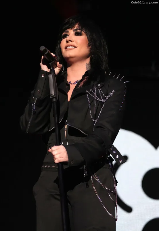 Demi Lovato photo 14 of 1234