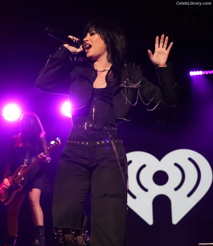 Demi Lovato photo 21 of 1234