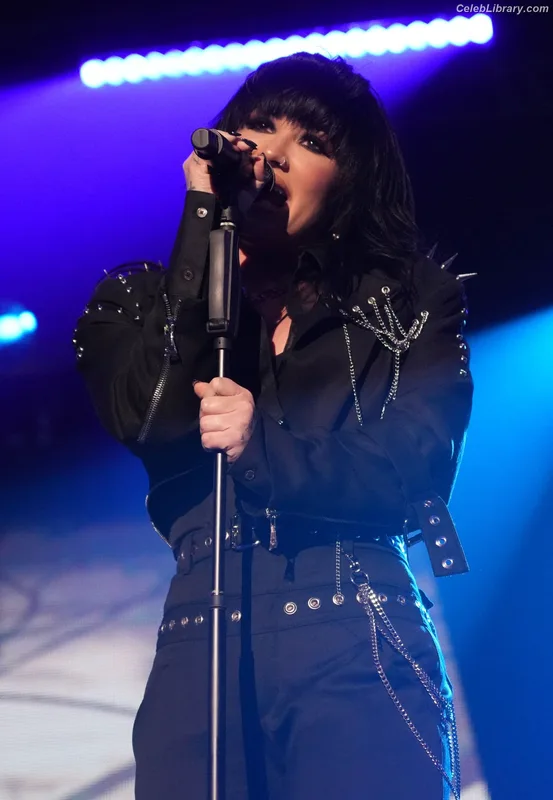Demi Lovato photo 24 of 1234