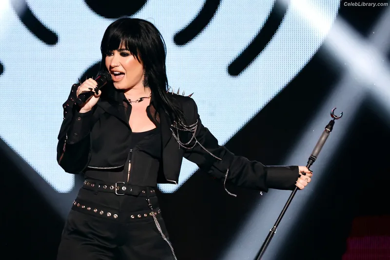 Demi Lovato photo 1 of 1234