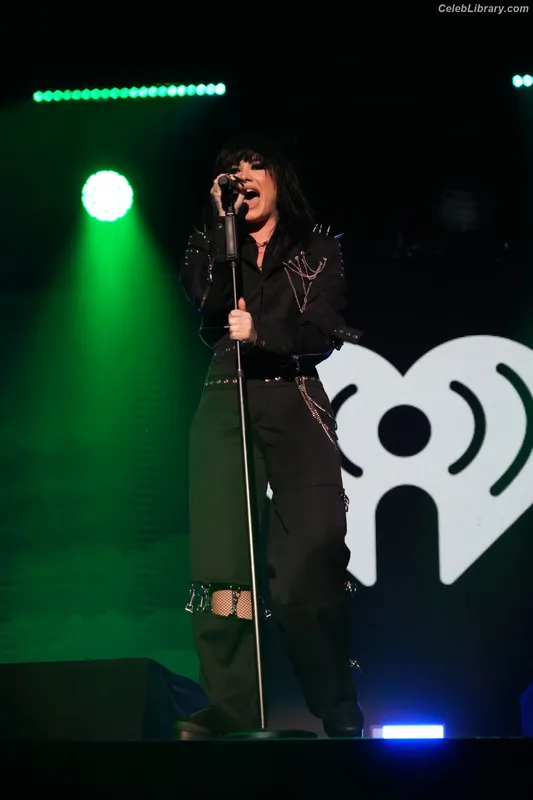 Demi Lovato photo 3 of 1234