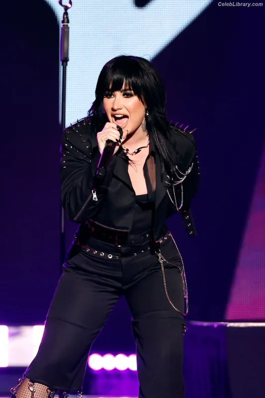 Demi Lovato photo 4 of 1234
