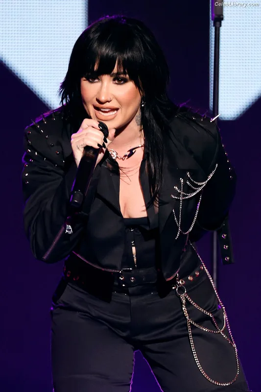 Demi Lovato photo 5 of 1234