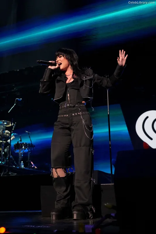 Demi Lovato photo 6 of 1234