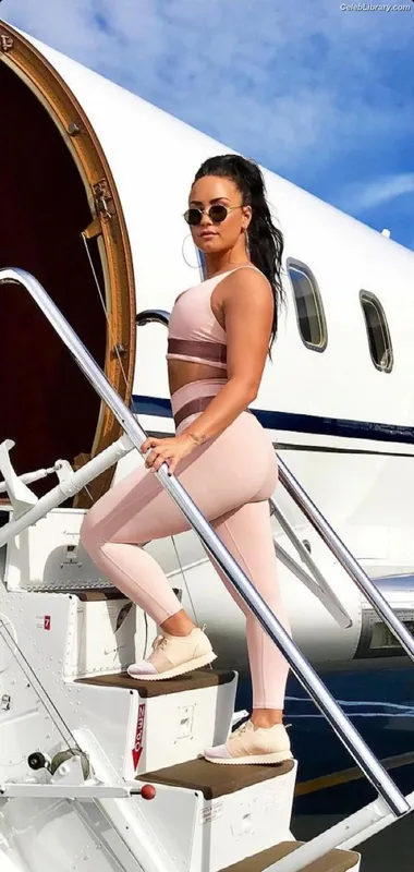Demi Lovato photo 18 of 1234