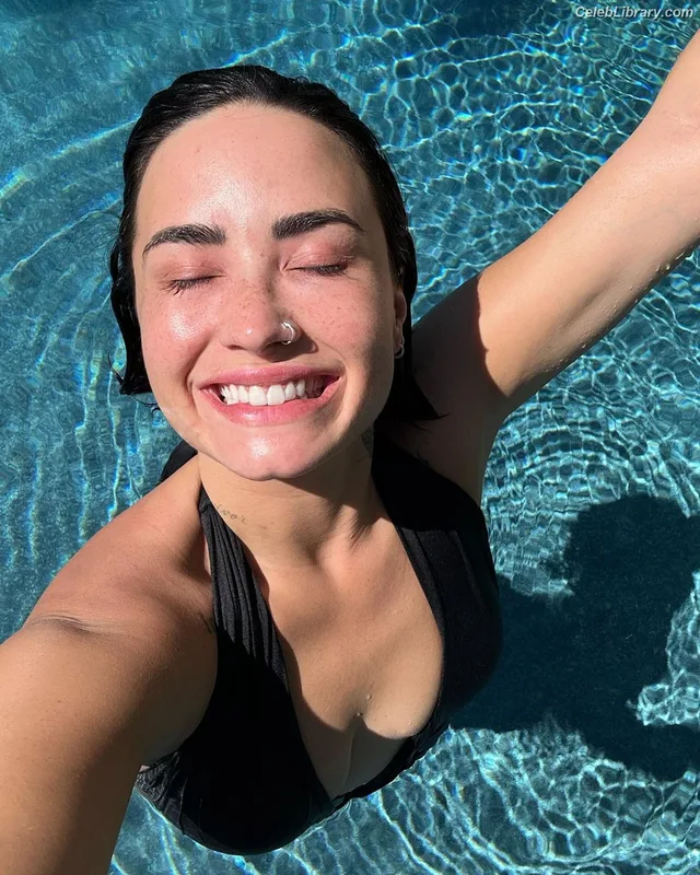 Demi Lovato photo 1 of 1234