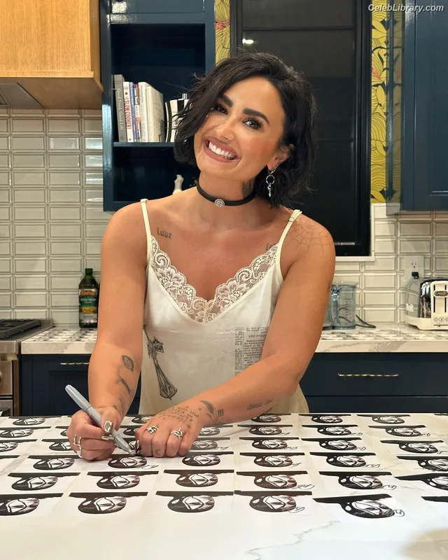 Demi Lovato photo 3 of 1234