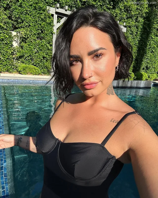 Demi Lovato photo 4 of 1234