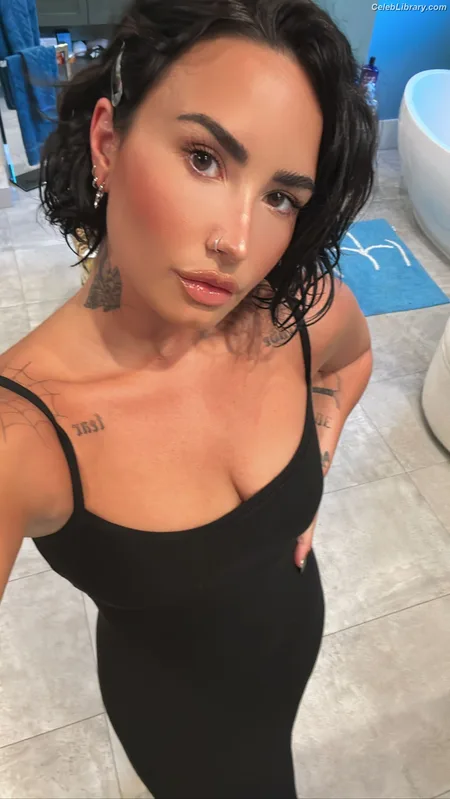 Demi Lovato photo 5 of 1234