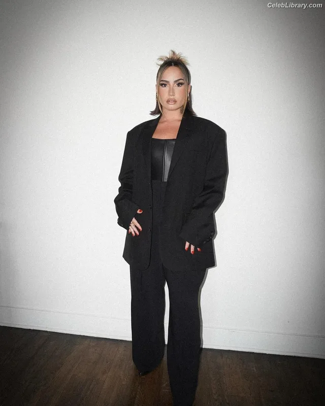 Demi Lovato photo 17 of 1234