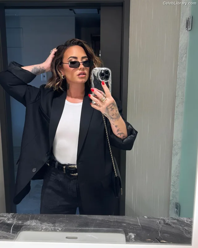 Demi Lovato photo 18 of 1234