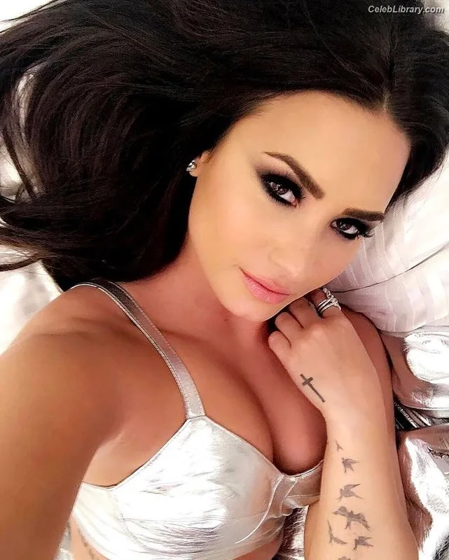 Demi Lovato photo 16 of 1234
