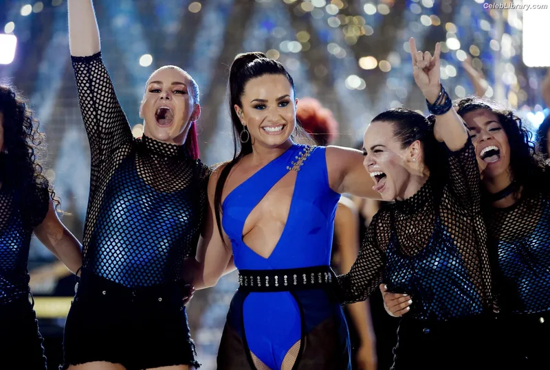 Demi Lovato photo 1 of 1234