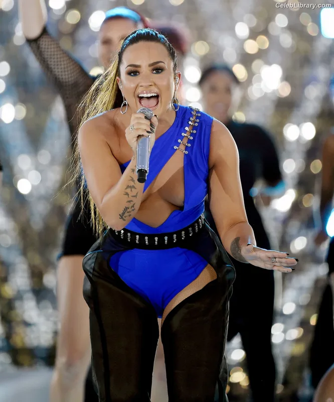 Demi Lovato photo 3 of 1234