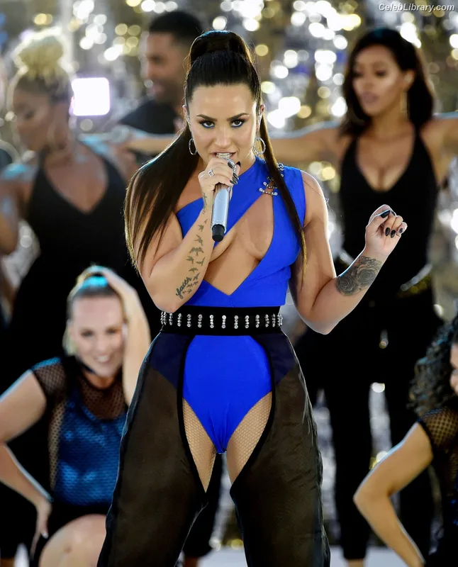Demi Lovato photo 4 of 1234