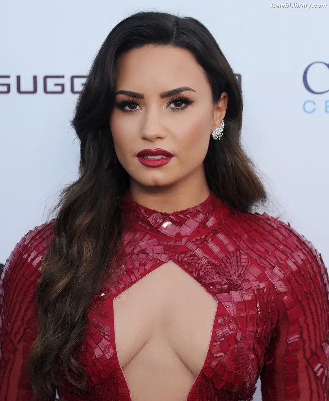 Demi Lovato photo 7 of 1234