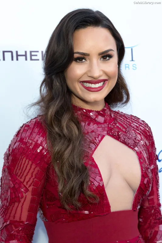 Demi Lovato photo 8 of 1234