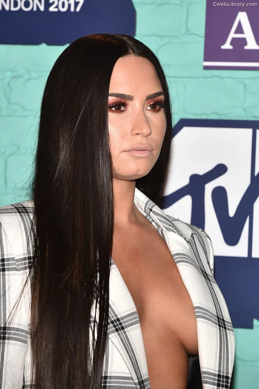 Demi Lovato photo 15 of 1234