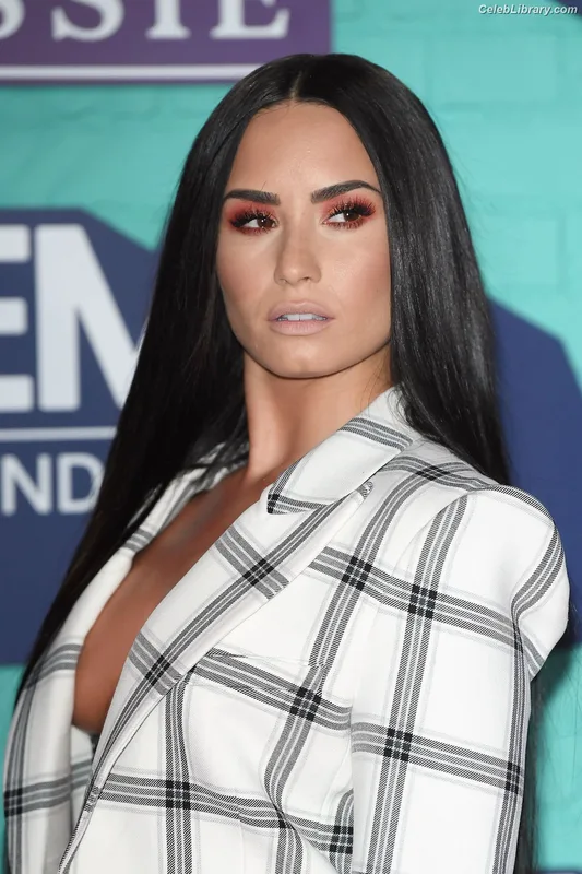 Demi Lovato photo 17 of 1234