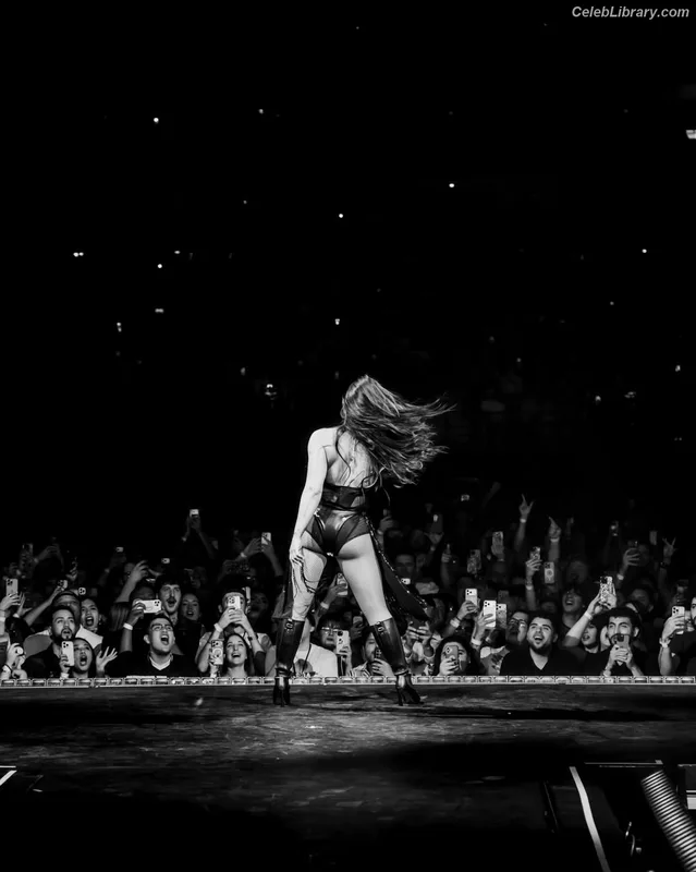 Demi Lovato photo 3 of 1234