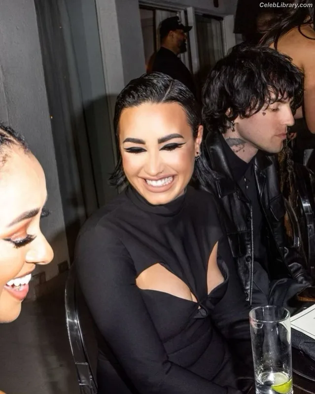 Demi Lovato photo 8 of 1234