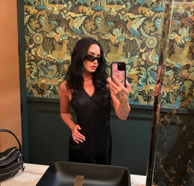 Demi Lovato photo 5 of 1234