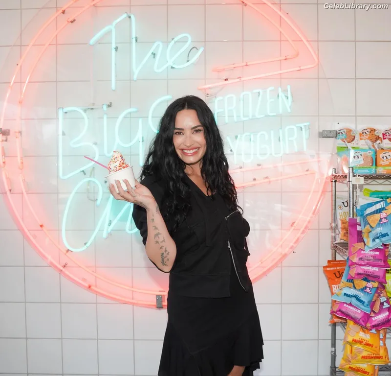 Demi Lovato photo 6 of 1234