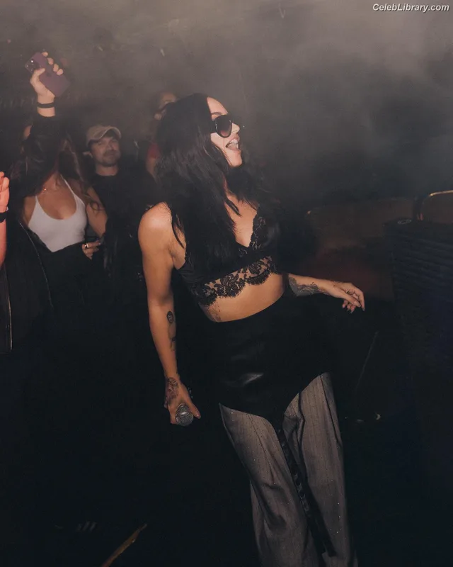 Demi Lovato photo 7 of 1234