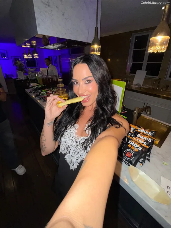 Demi Lovato photo 21 of 1234