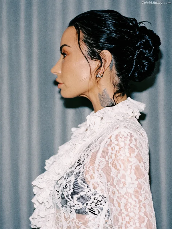 Demi Lovato photo 1 of 1234
