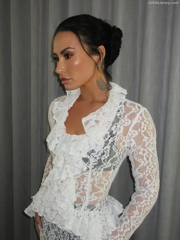 Demi Lovato photo 2 of 1234