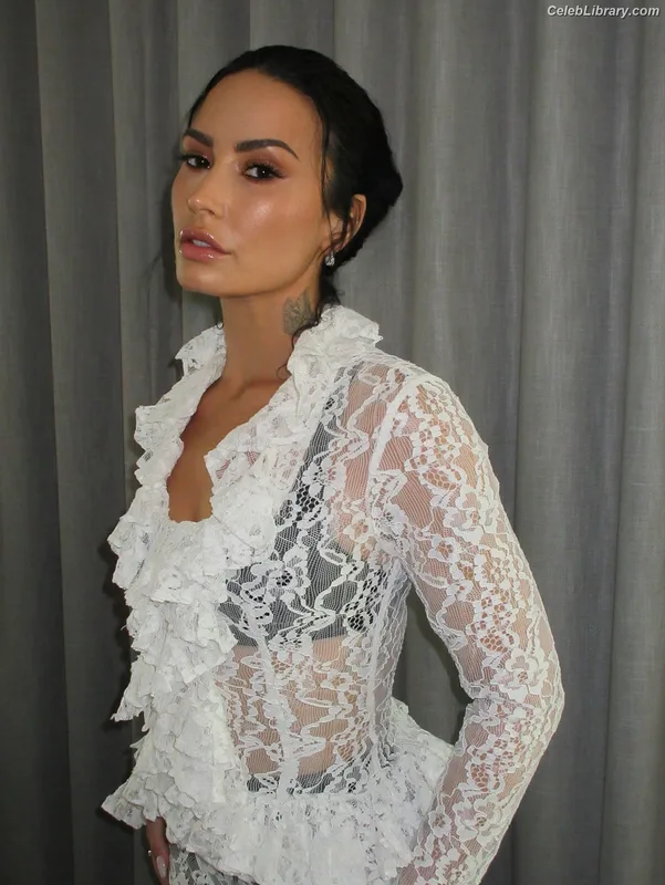 Demi Lovato photo 3 of 1234