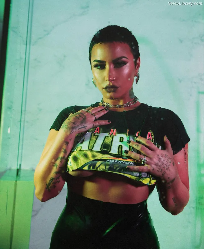 Demi Lovato photo 3 of 1234