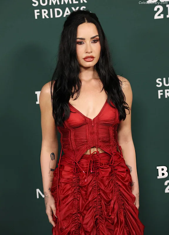 Demi Lovato photo 17 of 1234