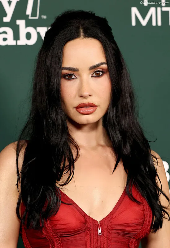Demi Lovato photo 1 of 1234