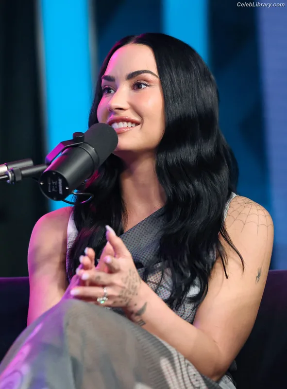 Demi Lovato photo 2 of 1234