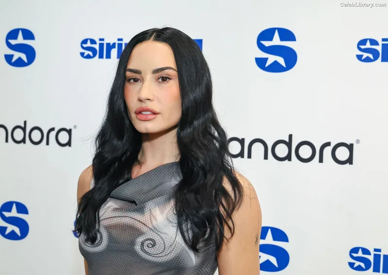 Demi Lovato photo 3 of 1234