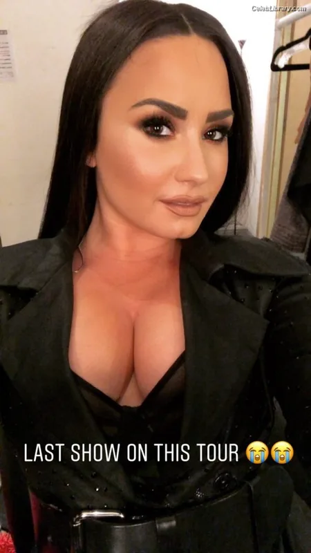 Demi Lovato photo 1 of 1234