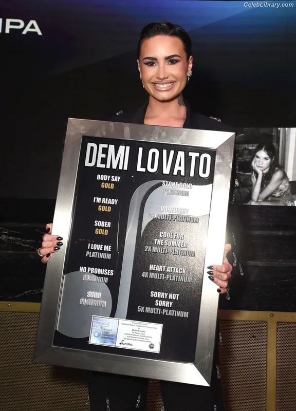 Demi Lovato photo 2 of 1234