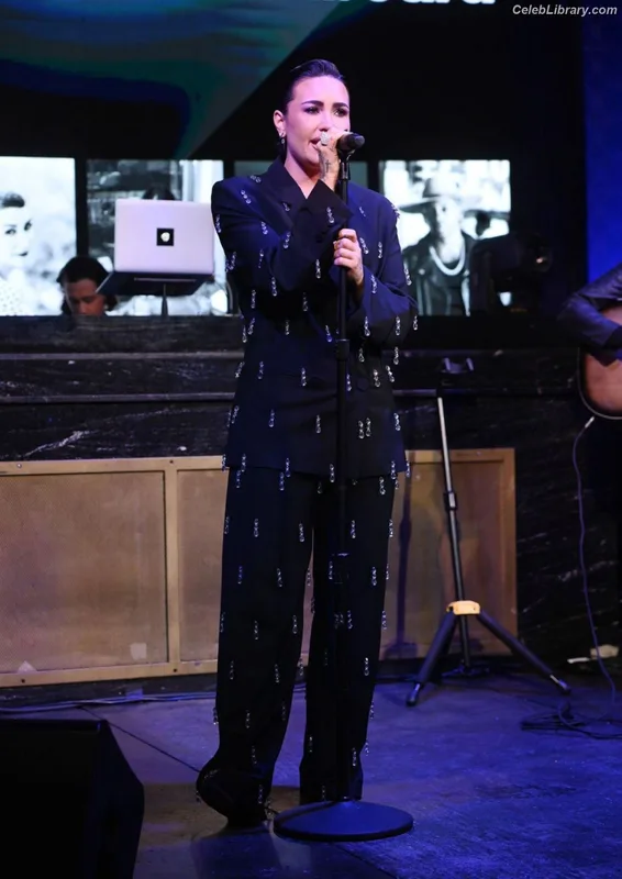 Demi Lovato photo 3 of 1234