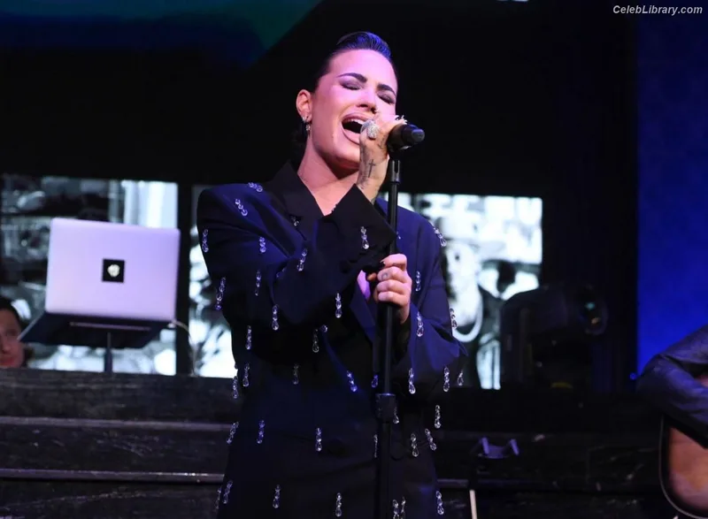 Demi Lovato photo 4 of 1234