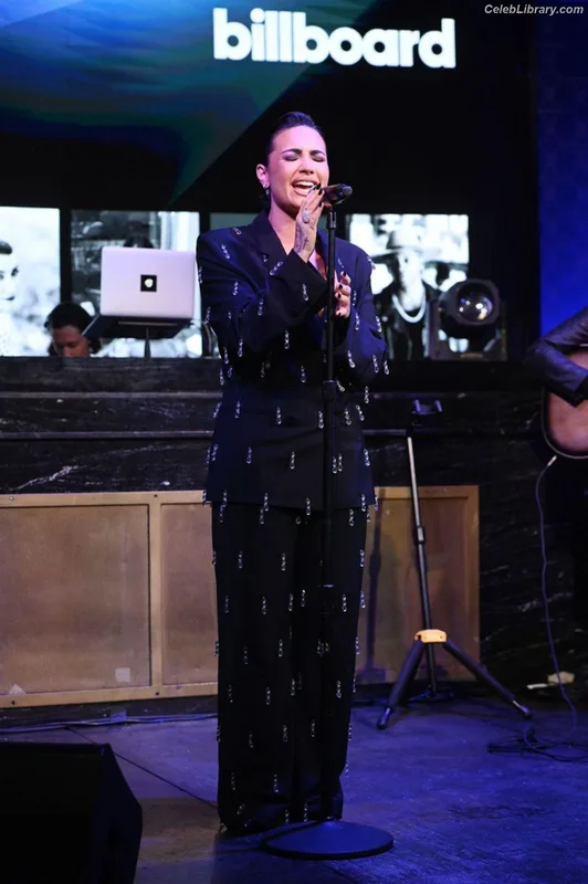 Demi Lovato photo 5 of 1234