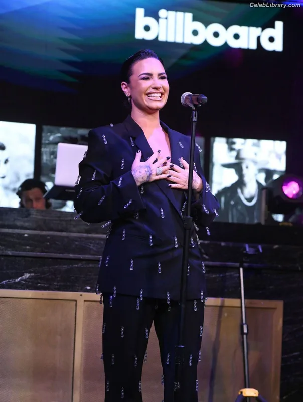 Demi Lovato photo 7 of 1234
