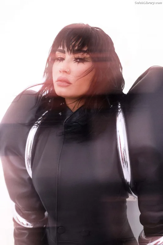 Demi Lovato photo 4 of 1234