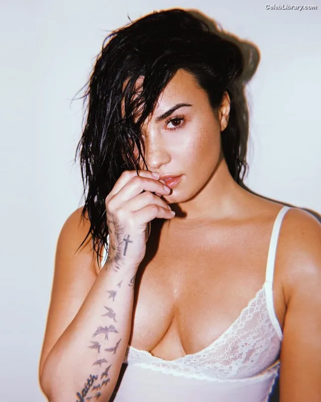 Demi Lovato photo 6 of 1234