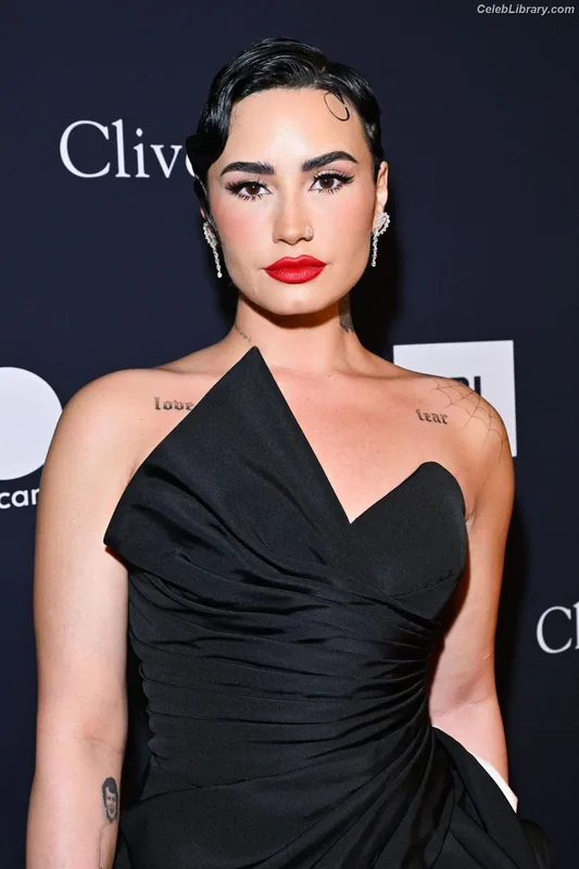 Demi Lovato photo 17 of 1234