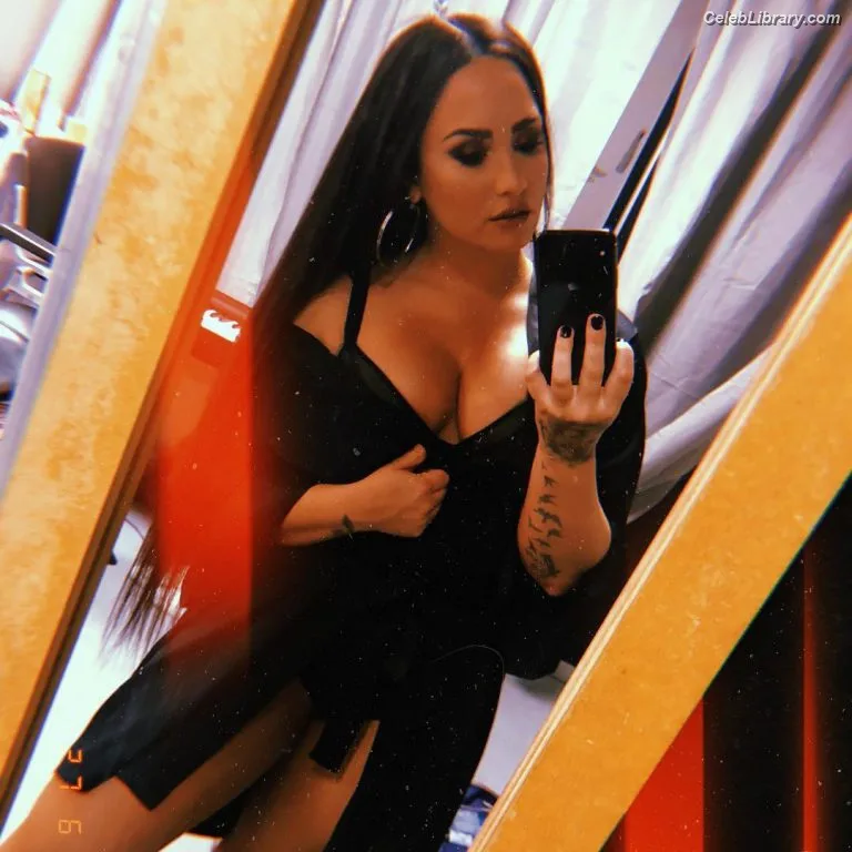 Demi Lovato photo 21 of 1234