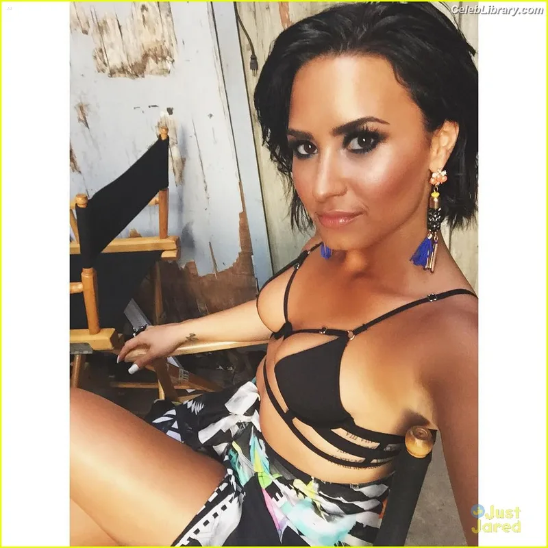 Demi Lovato photo 7 of 1234