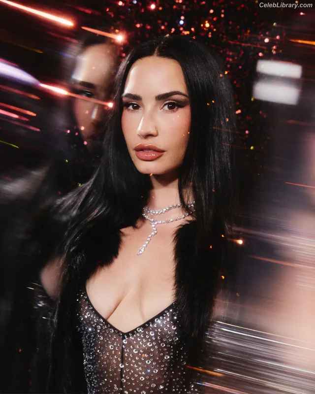 Demi Lovato photo 1 of 1234